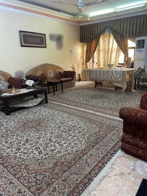 بيت للبيع ٢٠٠متر طابقين طابو صرف 
٣غرف نوم ٣صحيات ارضيات مرمر بناء جيد جدا
الموقع حي مدراء حي الحسين
قريب على جميع الاسواق والمطاعم والكافيهات في حي الحسين
للاستفسار ***********

