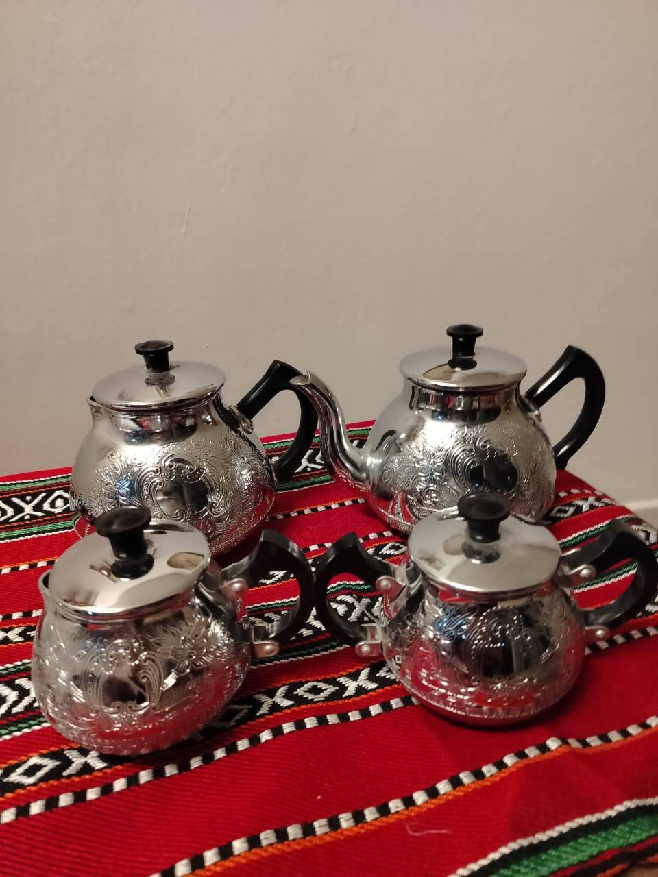 طقم شاي مزخرف يتكون من أربعة اجزاء مع صينية مطلية كروم نيكل
صنع تركي
السعر ٣٠ الف


**إذا كنت صاحب هذا الإعلان وتريد حذفه لأي سبب، رجاءا أرسل رسالة إلى الدعم الفني**