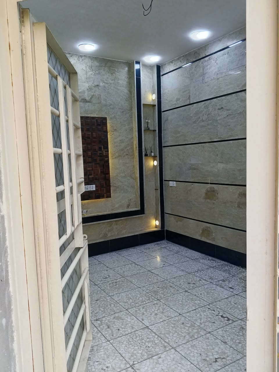 سلام عليكم بيت للبيع منطقه ضباط ثانيه زراعي مال بلديات مساحه 100 متر قاط واحد فول  كامل جاهز محد ساكن بي بعد جديد سعره مناسب سعره 75بي مجال تصلو اي استفسار عن الرقم ***********
