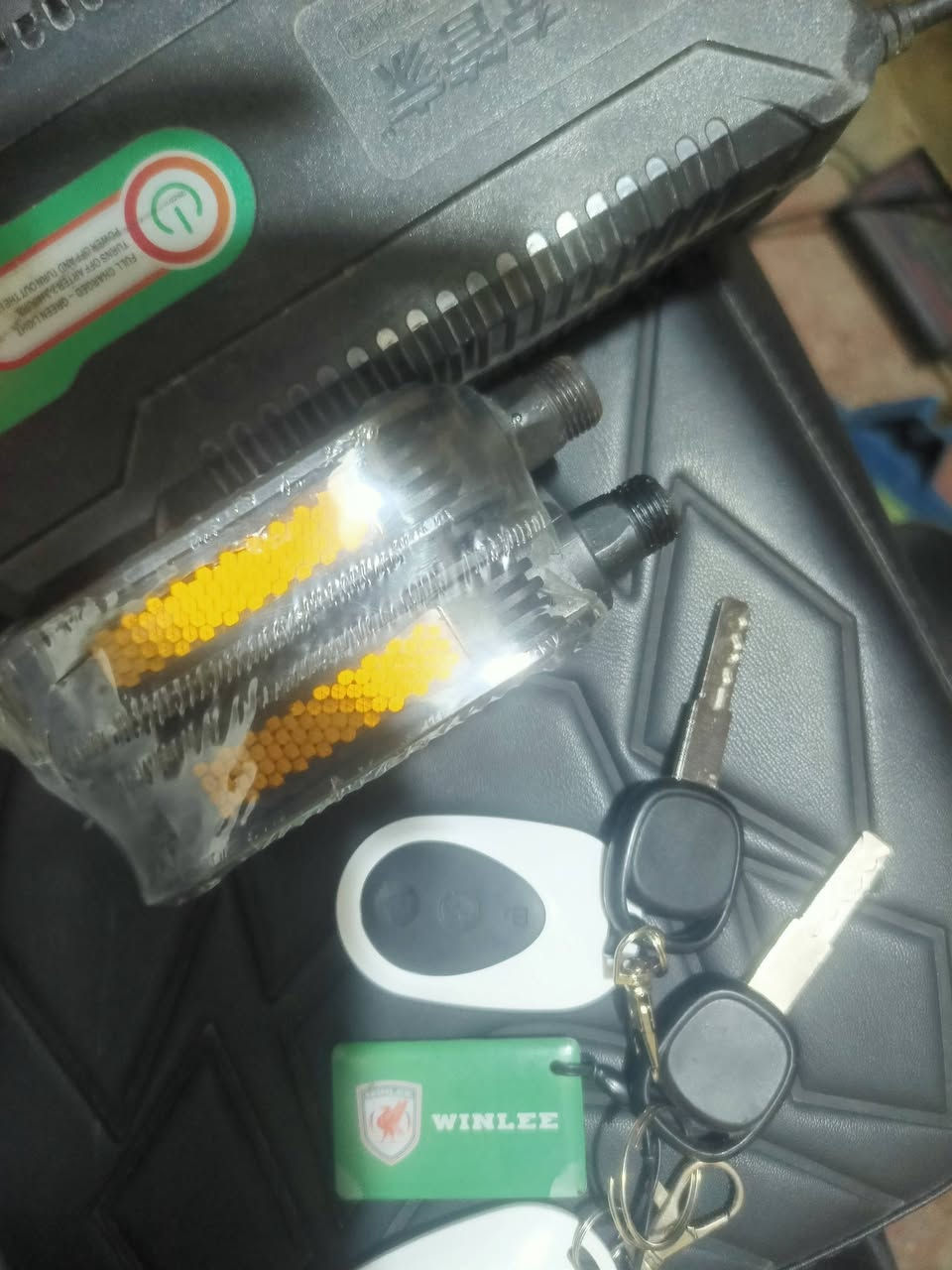 دراجه اللون اسود جديده زلغ ما بيها وغراظها كلهن كاملات سويجات وبصمه وكارت تشتغل عن بعد بطاريات جدد حجم كبير32ولي الاصلي سعر430بصره نواب ظباط مقابل مستشفى العسكري ***********بي واتساب راسلني ادزلك فيديو
