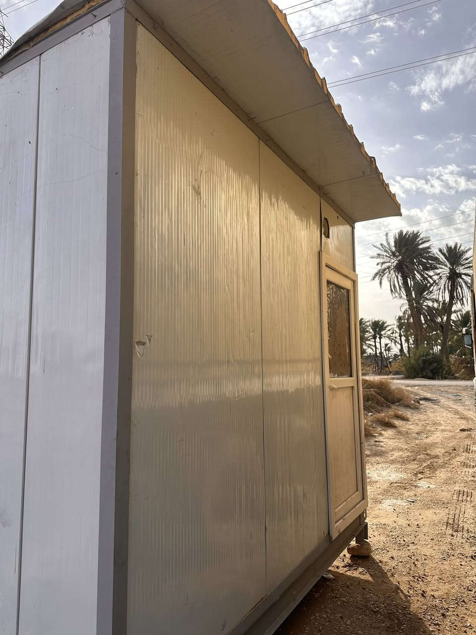 كرفان استعمال شهرين فقط👍🏻
الطول 3
العرض 2.5
نضيف ومأسس كهرباء+مكان سبلت 
مكاني حله محاويل ع السريع الدولي 
التواصل عبر رقم الهاتف فقط
***********
