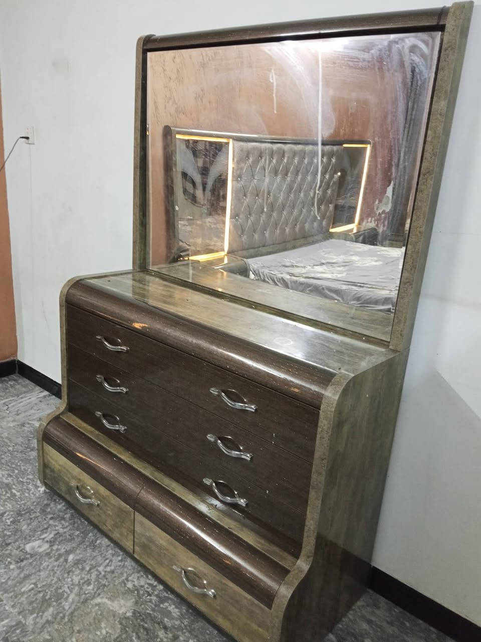 السلام عليكم غرفه نوم للبيع ماخذيها ٢٤ ورقه السعر مليون
***********
