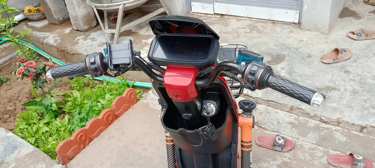 سلام عليكم دراجه شحن  للبيع  موديل 2025
الدراجه جديدة  بعدها بحالت 
للعلم الدراجه بل مطر صورتها يعني دراجه تخبل نضيفه
المواصفات 
5بطـاريـات حجم كبير 
 شاشه ديجيتال
  لايت ابيضّ عالي ناصي
اشارات يمنه يسره جدد 
سويـجات عدد 2 بصمات عدد 2 كارت عدد 2 🪪 
 ستاند جانبي وخلفي 
سماعات عالية بل دراجه
شاحنه اصلي 
 لون مميز 
- دبلات
اطارات 
بـوم عدد 2 
صندوق الدراجه موجود بيها 
نشرات و أضويه ب دراجه
الموقع ديالى  ملعب احمد راضي
السعر 400 بسيط او اي استفسار اخر اتصل على الرقم 
الرقم ***********
