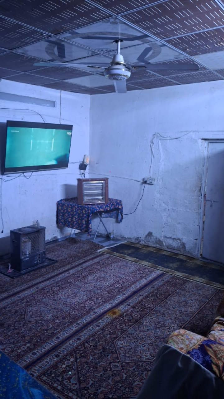 السَلٱمٌ عـَلـْيگمّ-ۈرحـْمّـٌة ٱللـّہ ﯙبُرگـّاتہ بيت للبيع تجاوز متكون من غرفه نوم 4في9 وبداخله حمام وغرفه ثانيه 4في8مقسومه بلنص سندويش لطفال وستقبال 4غي4وطبخ 4في4  حمام داخلي وترك  وحمام خارجي وطرمه 4في 6 واجيه لبيت 8 ونزال 20لبيت سكف كله سندويش وسقوف ثانويه مي خطين كهرباه خطين كيزرات لعدد 2 تانكيات 2وماطور مي2 لعنوان بغداد زعفرانيه شارع المركز خلف لمدارس مباشرتن  سعر 16وبي مجال تصال *********** بي واتساب
