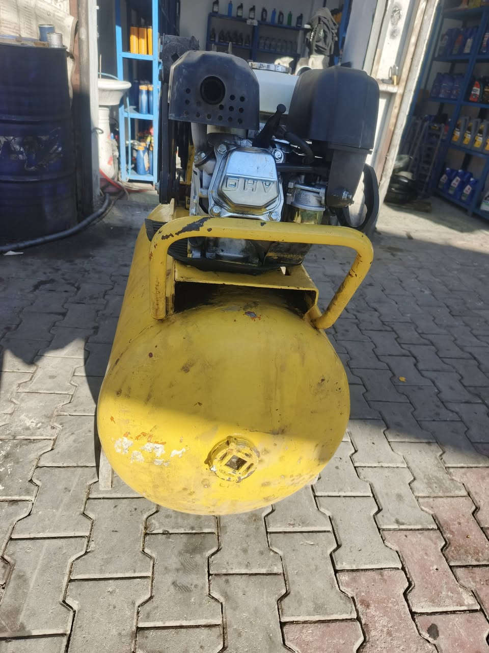 سلام عليكم كمبريسر 250لتر نظيف يشتغل بانزين بس سعر 250الف وضاغطة حجم 150بار محرك ياباني مع صوندة 15متر ومسدس سعر 250الف.*********** اتصال بس اجاوب
