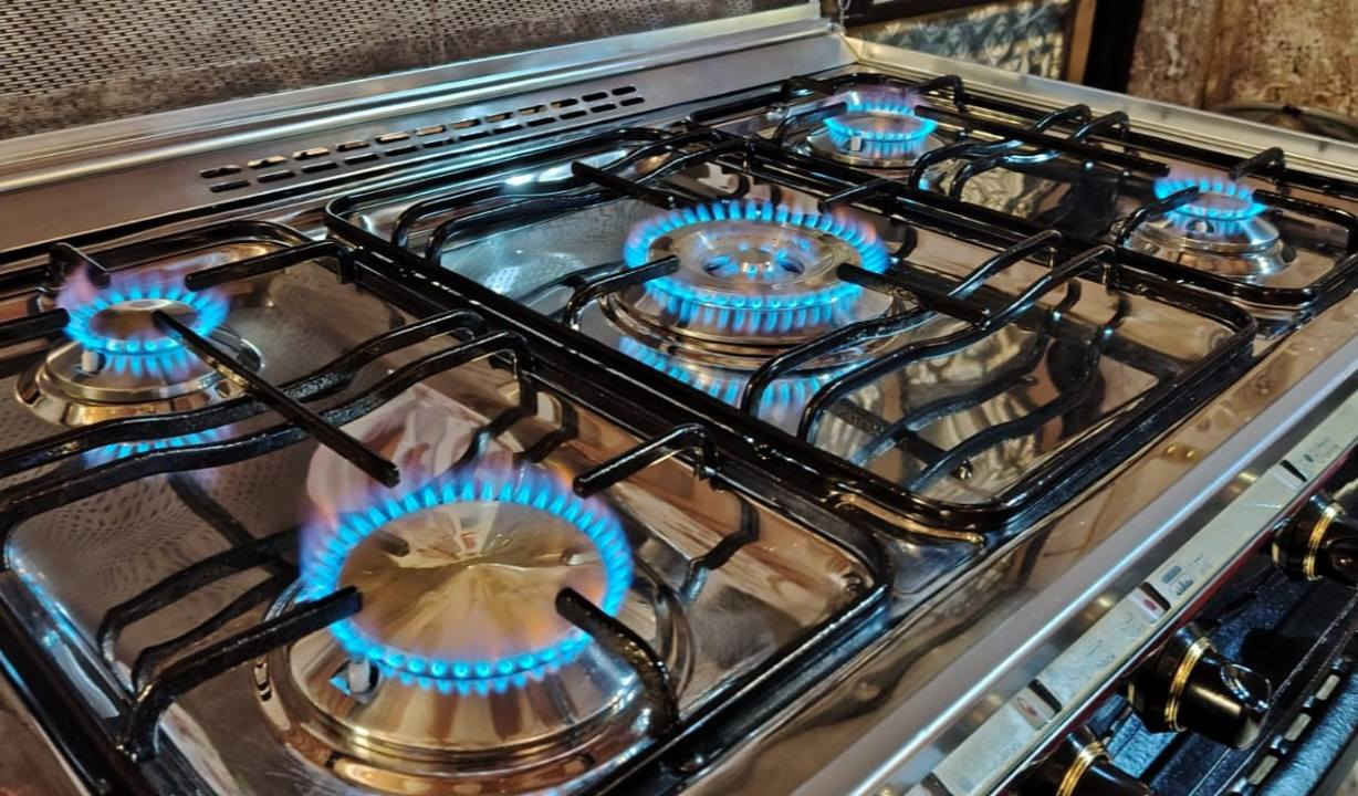 💖طباخ كريازي مصري الأصلي للبيع💖
الطباخ كلش نظيف وأعيد واكرر (( الطباخ مصري الأصلي مو التقليد)).
✅️ الطباخ نظيف كلش هو والفرن والفديو والصور منزلتهن وتكدر انت تحكم.
✅️ نار زركه كل العيون َوالفرن.
✅ كل الكهربائيات تشتغل الجداحات وضوه الفرن وماطور شوي الدجاج. 
✅️ وياه كل غراضه الاصليه كامله. صينية الفرن والشبجه وشيش وقاعدة الشوي. 
🔴 السعر 350 قفل 🔴. السعر مابيه اي مجال. 
الطباخ كلششش كلششش نظيف. 
✅️ ((مكلفه بالنشر فقط ولا تراسلني منزله كدامك رقم وعنوان اصحابه)) ما ارد ع الخاص منهم تكدر تستفسر.
ماعدهم توصيل ولاحجز للطباخ.
مكان الطباخ بالاعظميه. 
***********
