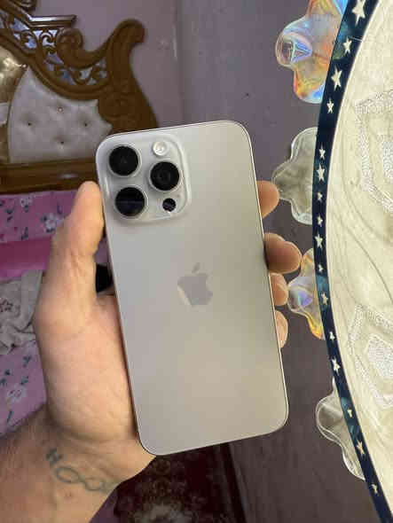 ايقون 15 برو ماكس 
ذاكره.  ٢٥٦
بطاريه.  ٨٨ 
نضافه. ٩٥٪؜ 
ما مفتوح ولا مبدل اي شي بي كارتون وكيبل موجود وياه 
سعر.  خاص او راسلني واتساب. ***********
