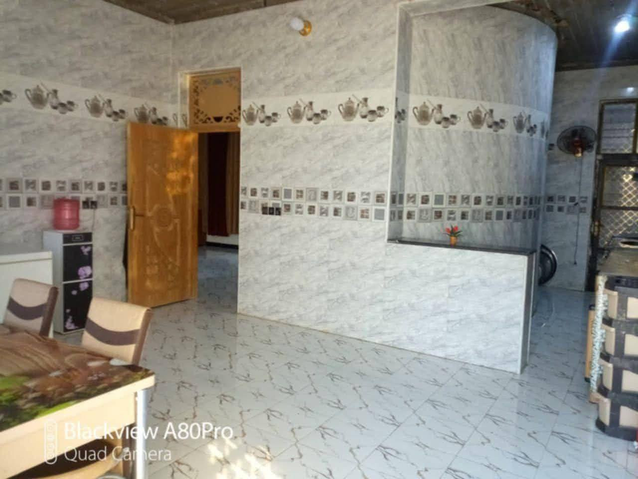 السلام عليكم
بيت للبيع مساحة 250م بناء حديث ، واجهه10، نزال25،طابو زراعي سند 25 
الإستقبال ٦ونص ×٤ صافي 
المطبخ ٥ونص ×٤ البارد والحار ٤×٢ 
الكلدور ٩ ×٤ 
مجمع صحيات 
غرفتين نوم 
غرفه ٥ونص×٤ + غرفه ٥×٤ 
كراج ٩×٣ + حديقه
السعر 140 وبي مجال 
العنوان:شارع100 شارع شريفه الجديد الرابط بين ش80 و100مال كربلاء
الاتصال على الرقم ***********
