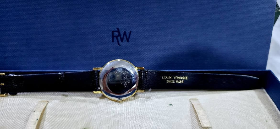 Reymond well _swiss made 
متوفر للبيع 
رايموند ويل سويسري مع العلبه الاصليه 
تغليف ذهب ٢٠ مايكرون 
 نصب تكويك 
قطر ٣٤ نصب تكويك 
نظافة ممتازه 
صور مرفقه كامله مع فيديو سريع


**إذا كنت صاحب هذا الإعلان وتريد حذفه لأي سبب، رجاءا أرسل رسالة إلى الدعم الفني**