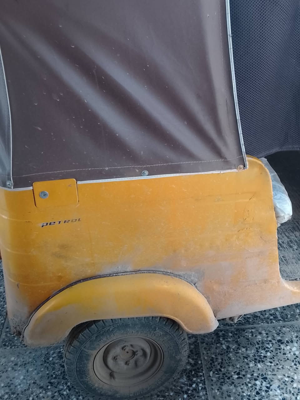 تكتك للبيع 19 شهر 10 مضلع  رقم وسنويه بغداد  لا تنقيص ولا تبخير يحتاجلها سمكره وصبغ بيها خياس بسيط سعرها 5250 بيها مجال حك الجيه  مكلف بنشر رقم صاحبها ***********
