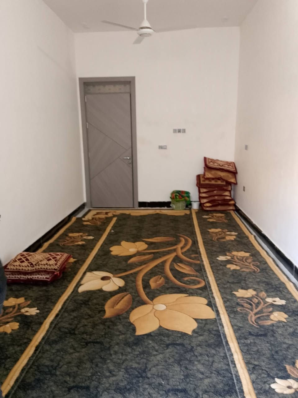 دار سكن بناء جديد مسلح غرفه صاله استقبال ومطبخ وصحيات وفوك صاله كبيرة مساحه ١٢٥ واجهه ٧الى ربع حي الزهراء قريب على شارع ٢٠ السعر ١٢٠ للاستفسار مكتب ياسين للعقار ***********
