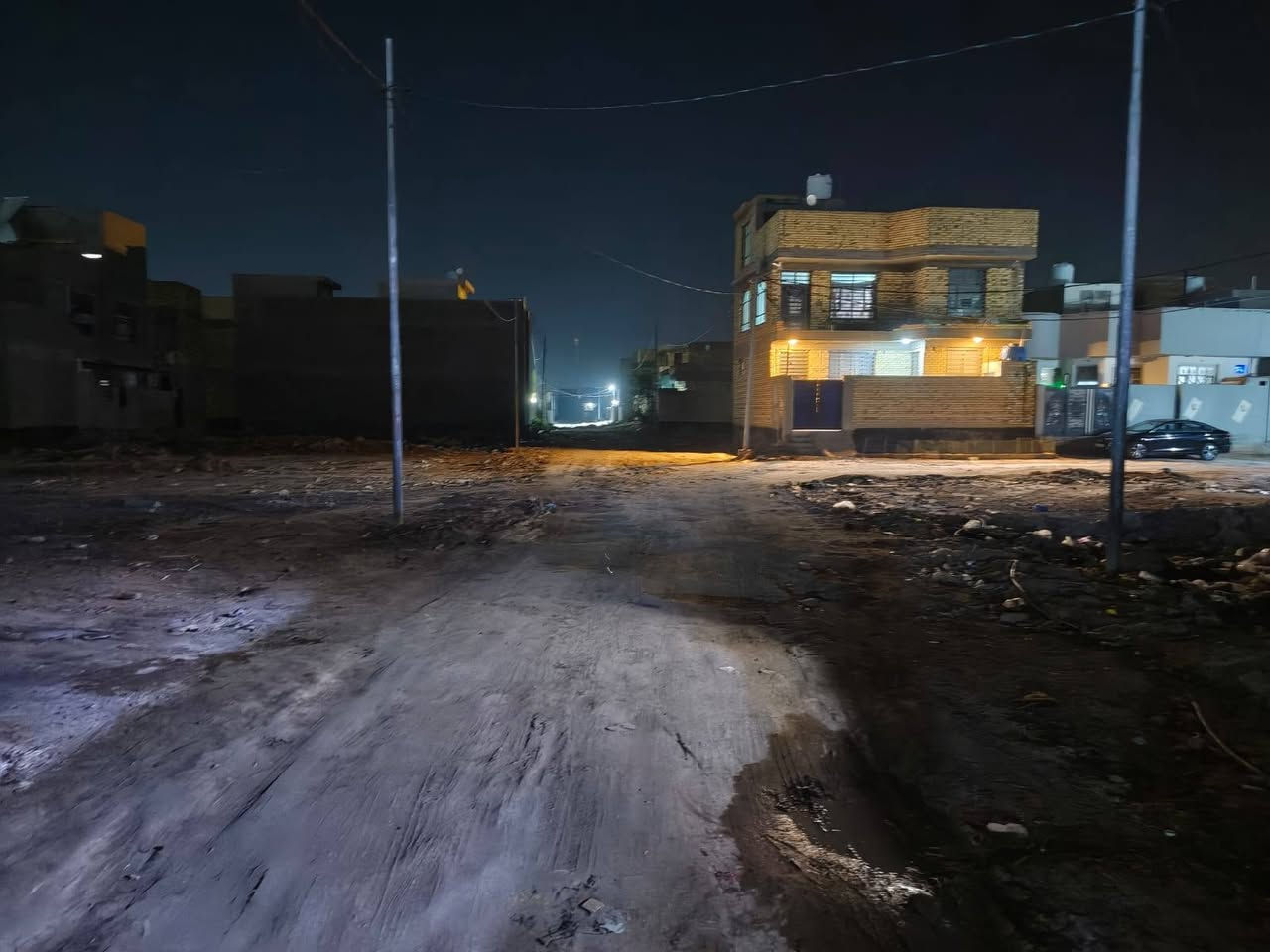 السلام عليكم بيت للبيع طابو ملك صرف 100متره10x10 مربع بصف الركن العنوان ورديه خارج سيف سعد شارع 30 السعر 88 وبي مجال واتساب  ***********
