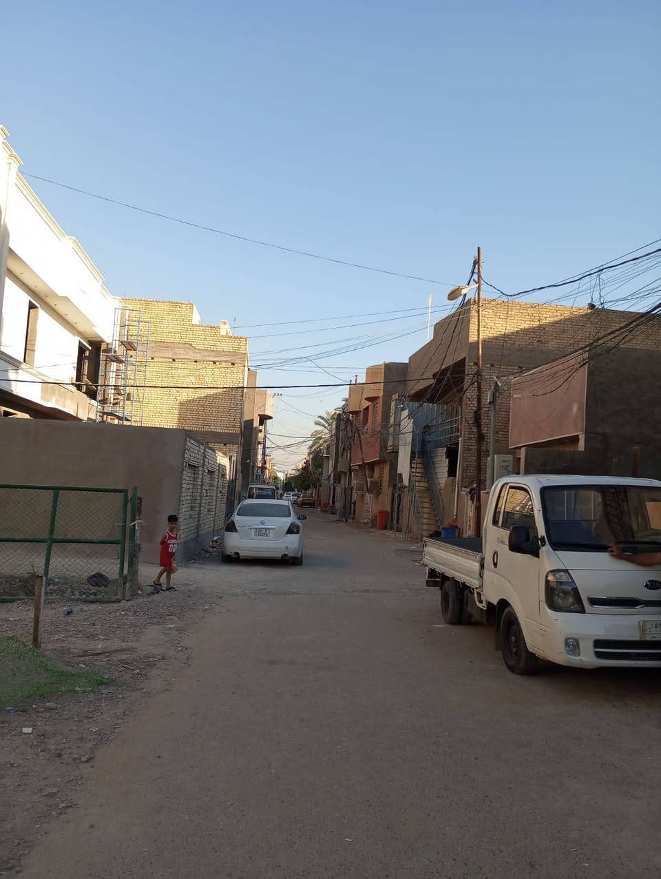 السلام عليكم تعلن شركة الجبوري للعقار والمقاولات العامه عن بيع دار ملك صرف زراعي سند 25 في منطقة الكريعات شارع الواقف بناء نضيف 
1 المساحة  120 مترررر
2 الواجه 10 مترررر 
3 النزال 12 مترررر 
4 عرض الشارع 7 مترررر 
5 السعر 300 مليون وبي مجال 
يتكون من طابقين معزول الاطابق الارضي عن الاول 
الطابق الأول طرمه وصاله وحولي ومطبخ وغرفة نوم وخدمات ومنور 
الطابق الثاني 3 غرف نوم وحولي وخدمات وبيتونه وسطح 
عنوان الشركة الكريعات الكويتي شارع حسينية ابي تراب قرب فلكة القرغولي استفسار اتصال على الارقام التاليه 
*********** أبو صكر الجبوري 
***********

