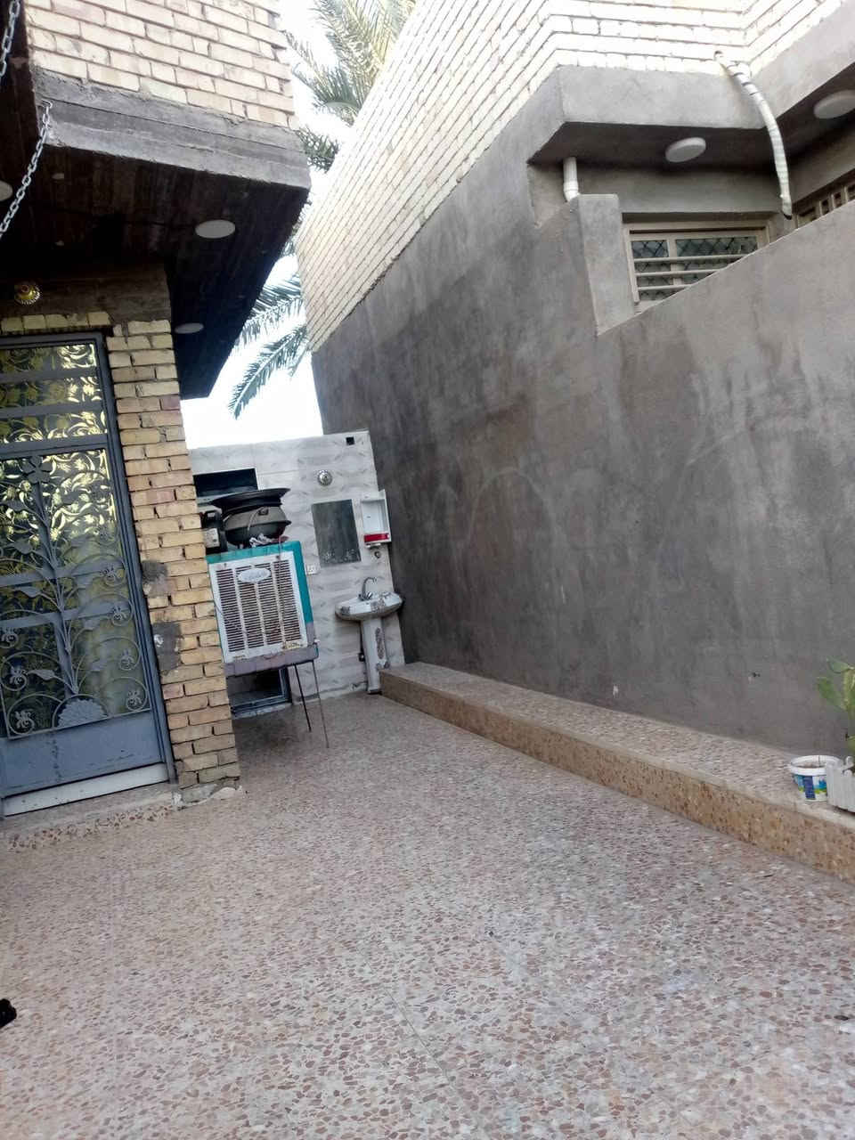 بيت زراعي مساحته ١٣٠ بناء حديث طابوك يحتوي على غرفه ومطبخ وصاله واستقبال وصحيات داخليه و خارجيه مكانه بقرية لمعامره قريب على معمل بسكت الحمراء سعره ٥٥ وبي مجال واتساب ***********
