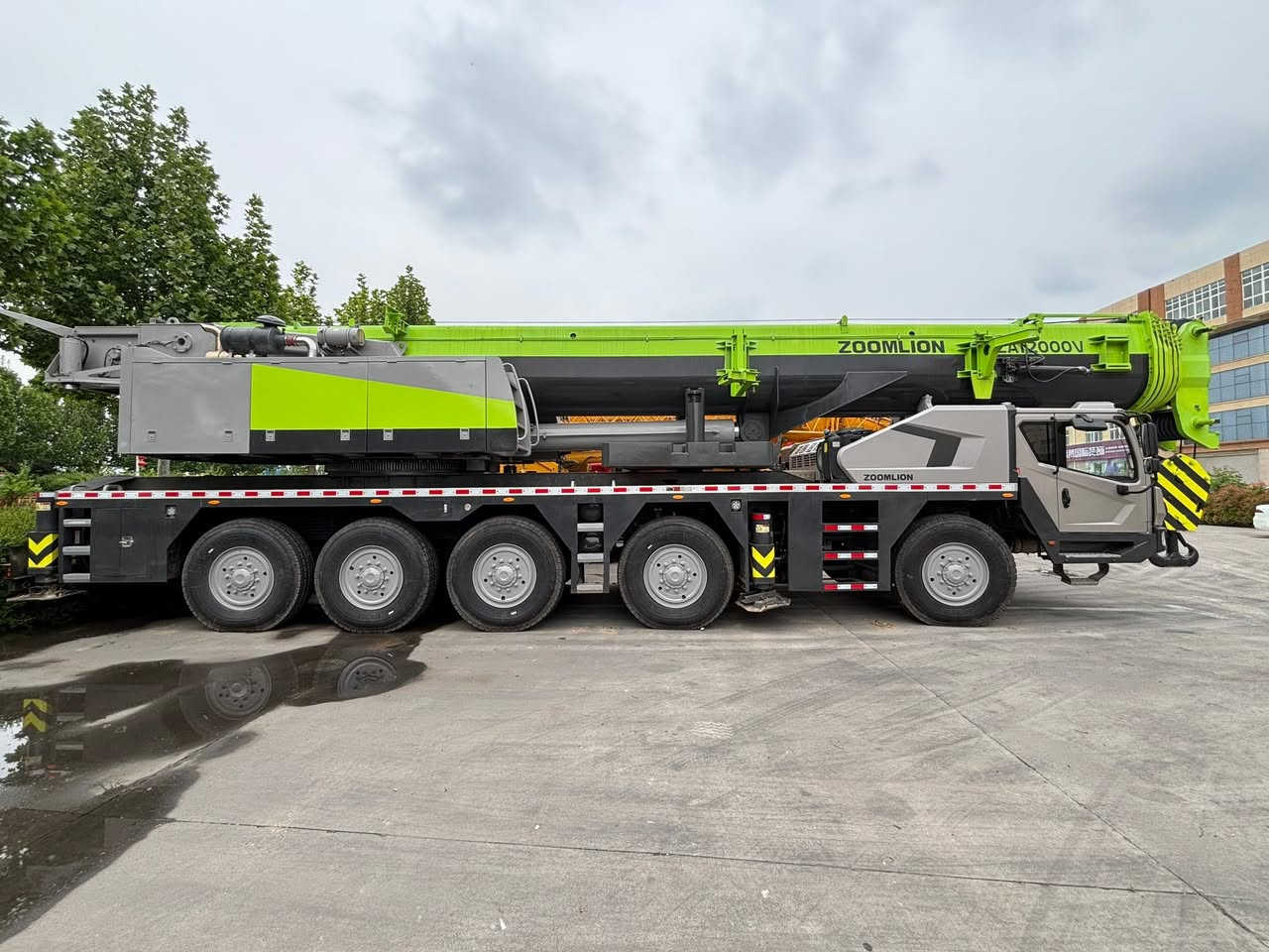 ZOOMLION ZAT1300V7 CRANE
出售2021年12月中联重科ZAT1300V7起重机，主臂73.5米，副臂2节，配重53吨，2个潍柴发动机，自动挡变速箱。5轴底盘，配385/95R25轮胎。联系电话/微信：+86 13526170326（杨）
WhatsApp:+86 ￼⁨135 2617 0326⁩

For sale: Zoomlion ZAT1300V7 all-terrain crane. Main boom length: 73.5 meters, counterweight: 53 tons, 
2 engines, automatic transmission. 
Contact number: +86 13526170326
WhatsApp:+86 13526170326
#Crane #ZOOMLION


**إذا كنت صاحب هذا الإعلان وتريد حذفه لأي سبب، رجاءا أرسل رسالة إلى الدعم الفني**