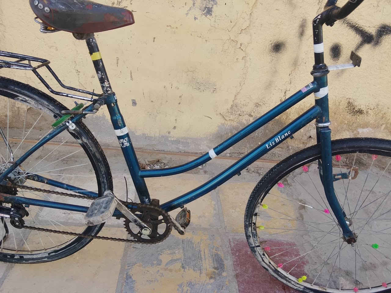 سلام عليكم باسكل البيع نضيف حجم 26 كامل وكلشي ما نقصه مكاني ناصريه حي اريدو رقم ***********
