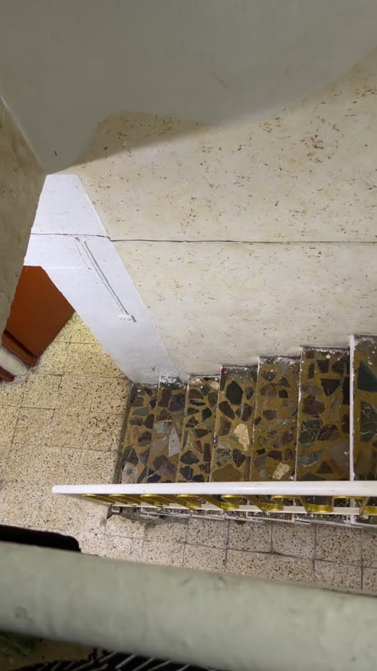 السلام عليكم بيت للبيع مساحه ١٥٥ متر واكثر ٤ غرف نوم هول واستقبال ومطبخ جبير وطرمه جبيره ..بغداد البياع الشرطه الخامسه سعره ١٧٥ وبي مجال للاستفسار الاتصال على الرقم ***********
