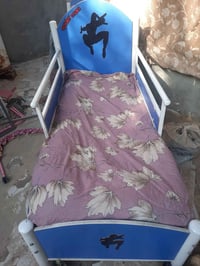 سرير أطفال • نظيفه • مع دوشك