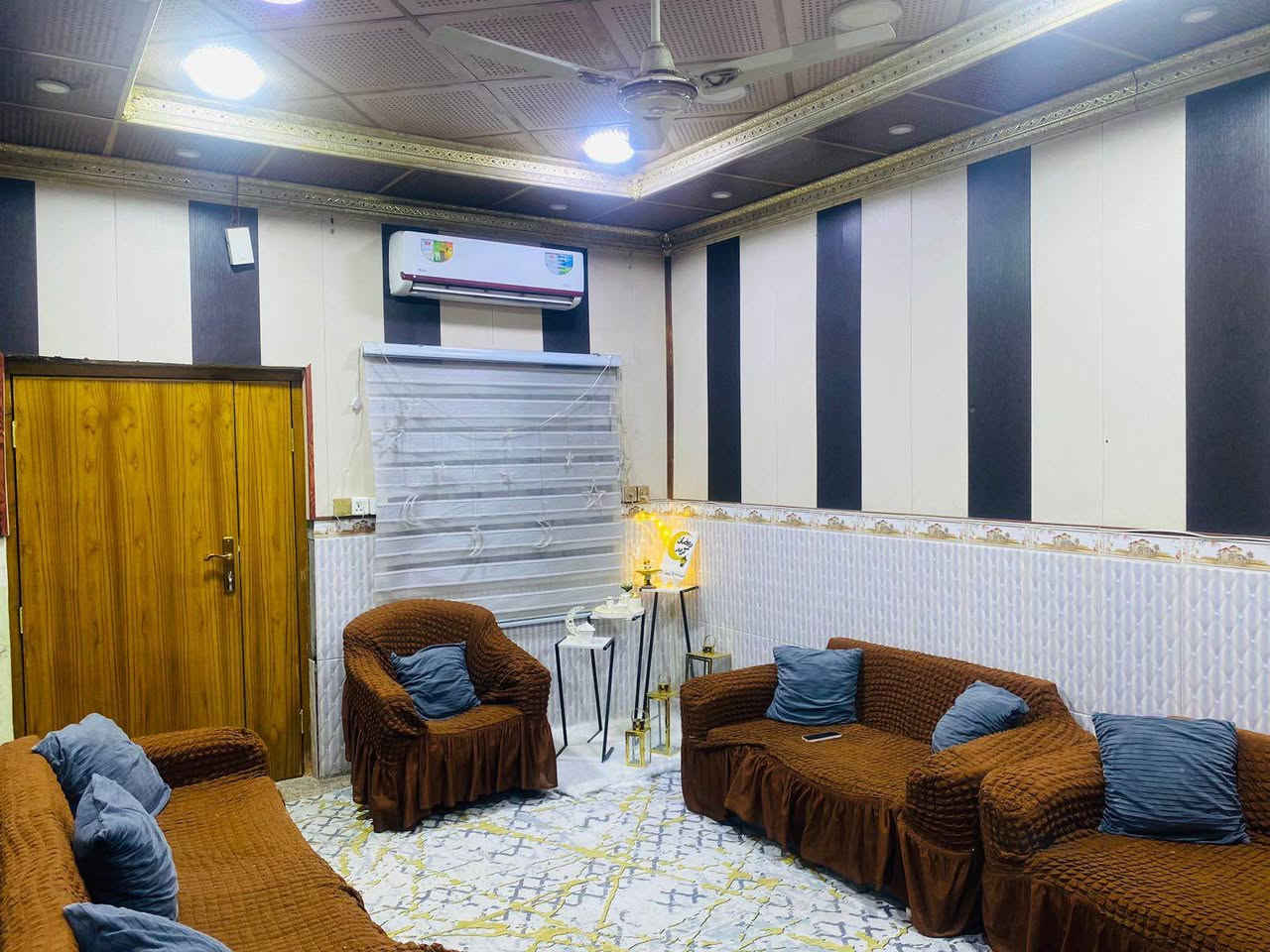 بيت كامل 150 متر طابقين طابو صرف منطقة الحيانية شارع موسى الكاظم 
قرب حسينية الحوراء 
الطابق الاول: صالة + استقبال+ غرفة منام + مطبخ + صحيات داخلية وخارجية 
الطابق الثاني: غرفتين منام + صالة + مطبخ + صحيات + منور + درج خارجي 
هاتف : ‭0772 201 4601‬ البصرة, العراق
