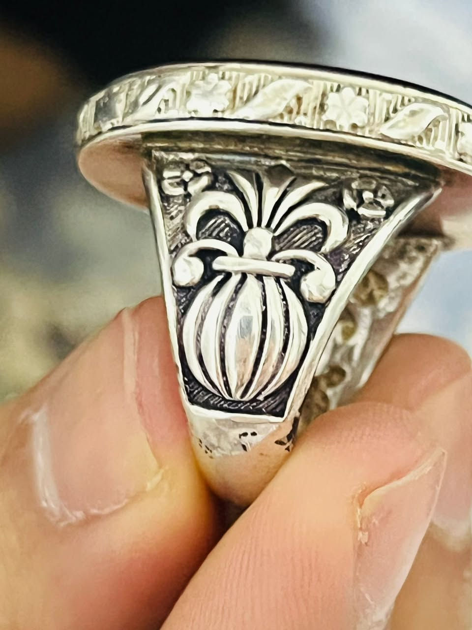 سلام عليكم محبس فضة اصلي عقيق يشف احمر مخطوط الوسط سوره التوحيد والداير مخطوط انا انزلناه في ليله القدر الى نهايه الايه توصيل موجود جميع محافظات العراق ***********
