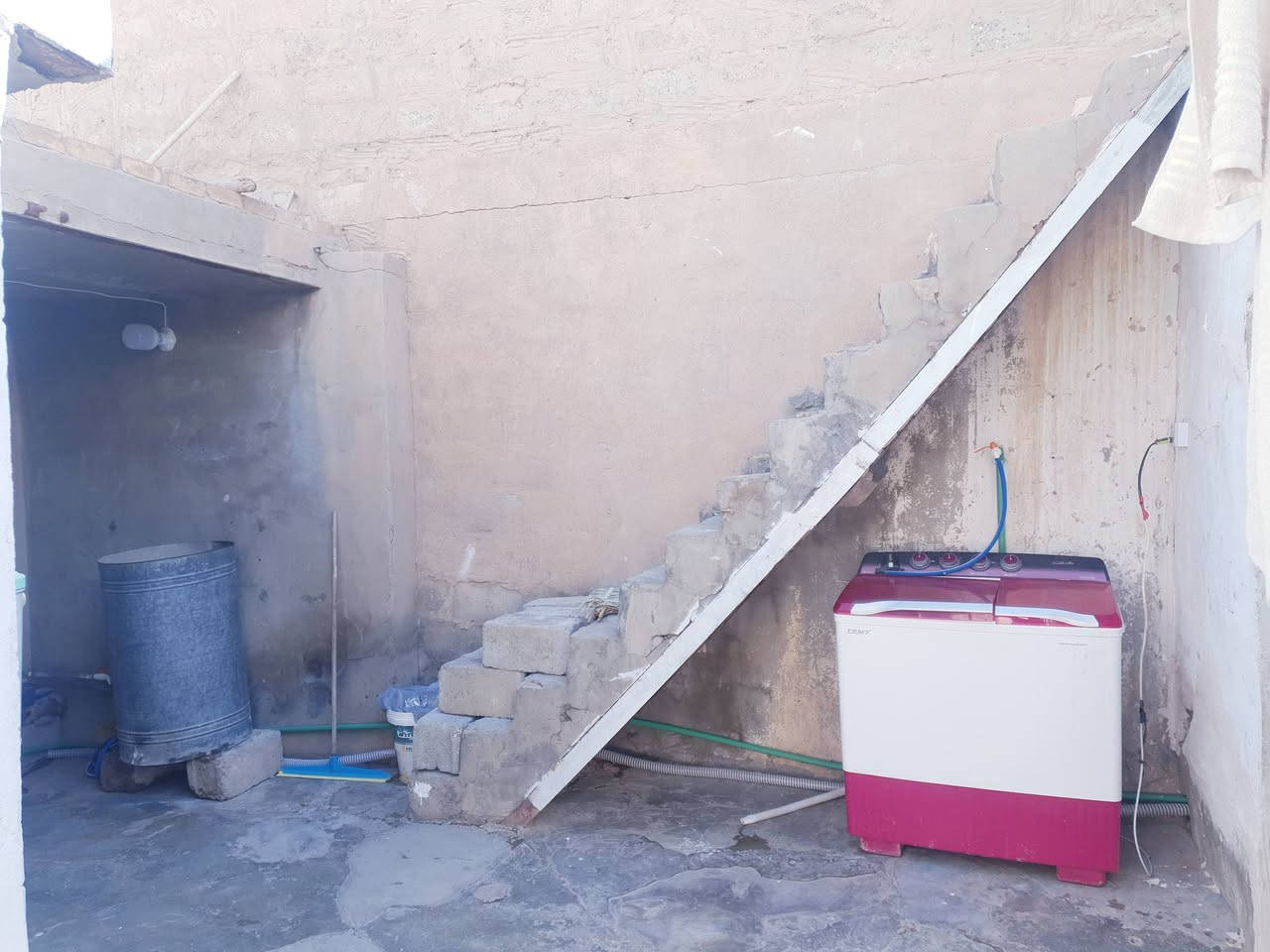 دار للبيع في منطقة العروبة 
المساحة ١٣٢ متر 
استقبال . مطبخ . غرفتين نوم . صحيات 
 للاستفسار  اتصال على الرقم ***********
