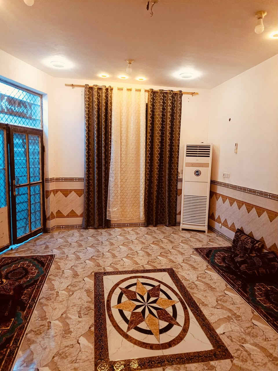 السلام عليكم بيت زراعي للبيع 4غرف نوم  طريق المطار مقابيل مدرسه  زهير خدمات مي كهرباء مجاري السعر 130مليون وبيه مجال للاستفسار ***********
