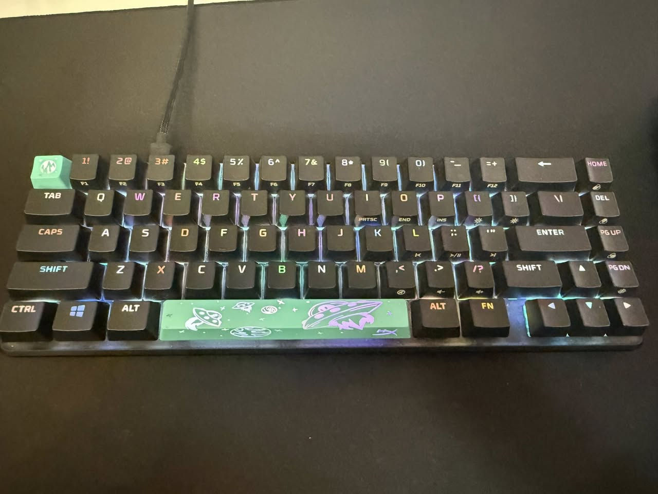 كيبورد من شركة Hyper x لون اسود green switch اوبن بوكس غراضها كامله وياها فول نضافه افحص قبل لتاخذ بيها انماط كلش هوايـه وبيها برنامج خاص تكدر تتحكم بالالوان وسرعة الاستجابه وبقية الاشياء وزن الكيبورد كلش ثكيل صوت السويتشات كلش حلوه ومابيها ازعاج سعره 60 وعندي توصيل لجميع محافظات العراق للاستفسار واتساب ***********
