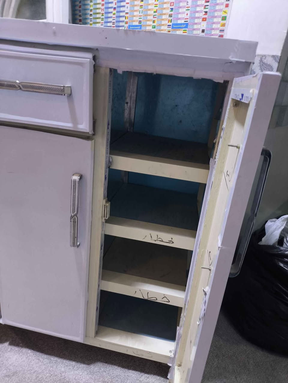 ميز 
او جزامة 
او ميز لغراض المطبخ
او اي استخدام تحتاجو بي 

من 3 ابواب و مجر
كل باب بي ٤ رفوف 

المكان 📍 كربلاء مركز المحافظة 
السعر 💸 40 الف كربلاء, العراق


**إذا كنت صاحب هذا الإعلان وتريد حذفه لأي سبب، رجاءا أرسل رسالة إلى الدعم الفني**