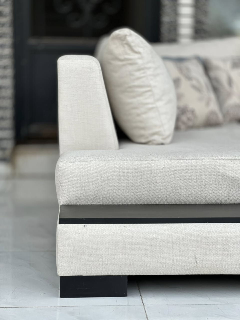 كورنر امريكي  تصميم طبلات جانبيه +بف وسطي متحرك  متكون من 8 نفرات نصافه 100/100  هيكل بل كامل خشب  زان بقمعد طبي سوفت أمريكي فول بوليستر بقماش الكتان الخاولي لون بيجي كوشه متحرك سحاب سهل التنضيف  عنوانه اربيل زانكو 99 قرب مطعم كص سنگر يوجد توصيل ل بغداد ولباقي المحافظات الأخرى *********** واتساب فقط علي
