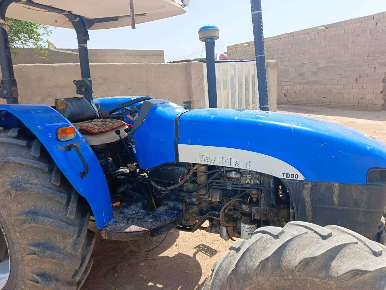 نيهولند للبيع موديل 11جاهزه بم جديد محرك وكير مكفول تخم تاير جاهزه للعمل اي نقص مابيه***********
