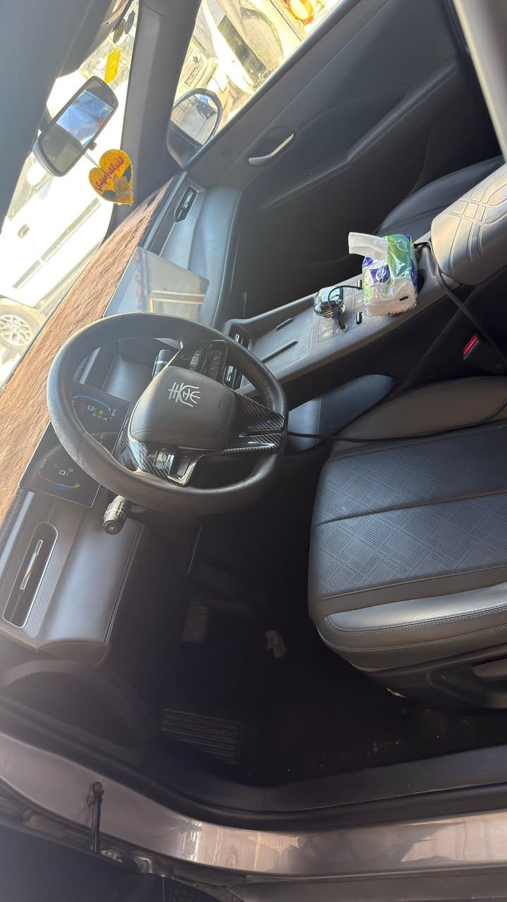 QIN PLUS BYD للبيع 2025  
رقم بغداد 
ماشيه 30 الف 
بسمي تحويل مباشر 
السياره جديده ماعدا طعجه خفيفه بالباب موضحه بالصوره 
السعر 117 وبيها مجال مكاني البصرة 
رقم ***********
