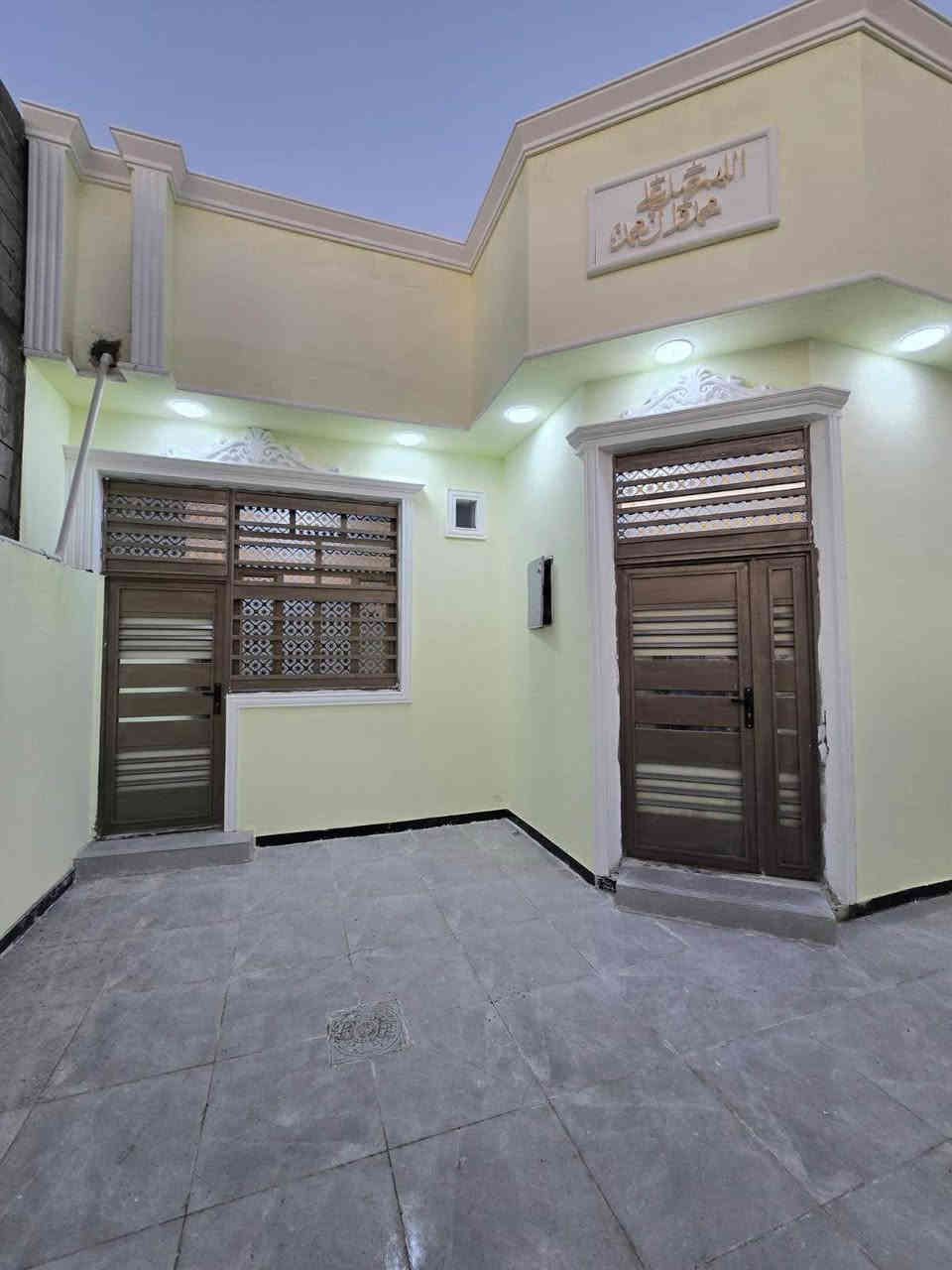 السلام عليكم ورحمة الله وبركاته دار 🏠 للبيع 
المساحه 200 م طابو ملك صرف زراعي عراقي 
يتكون المنزل غرقتين منام +ديوان +مطبخ 
صحيات داخليه وخارجيه +كراج يسع سياره 
الموقع حمدان البز السعر 95 وقابل للتفاوض للاستفسار عن العقار 
*********** البصرة, العراق
