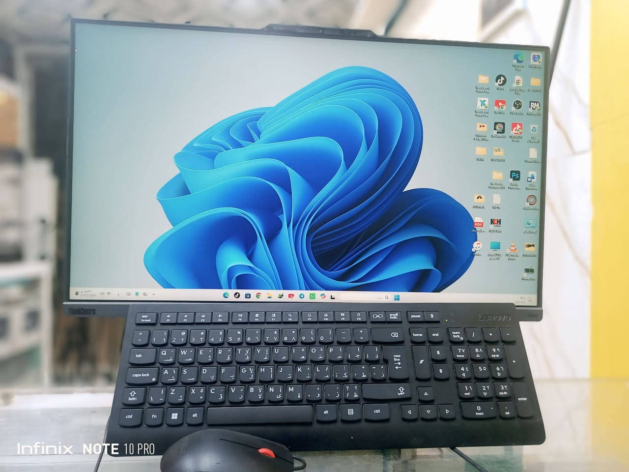 هذا الجهاز هو Lenovo ThinkCentre Neo 50a Gen 5، وهو كمبيوتر مكتبي متكامل (All-in-One).
يتميز الجهاز بتصميم يدمج المكونات داخل الشاشة لتقليل فوضى الكابلات، كما هو موضح في الصورة الخلفية.
تتوفر الطرازات عادةً بمعالجات Intel Core من الجيل الثالث عشر، مثل i5-13420H أو i7-13620H.
يحتوي الجهاز على مجموعة متنوعة من المنافذ الخلفية والسفلية، بما في ذلك USB و RJ45 للشبكة. 

Amazon.ae
 +4
هل ترغب في معرفة المزيد عن المواصفات الفنية لهذا الجهاز، مثل حجم الشاشة أو سعة التخزين؟

هذا الجهاز هو Lenovo ThinkCentre Neo 50a Gen 5، وهو كمبيوتر مكتبي متكامل (All-in-One).
السعر 900 الف وبيها مجال 🤍🦋


**إذا كنت صاحب هذا الإعلان وتريد حذفه لأي سبب، رجاءا أرسل رسالة إلى الدعم الفني**