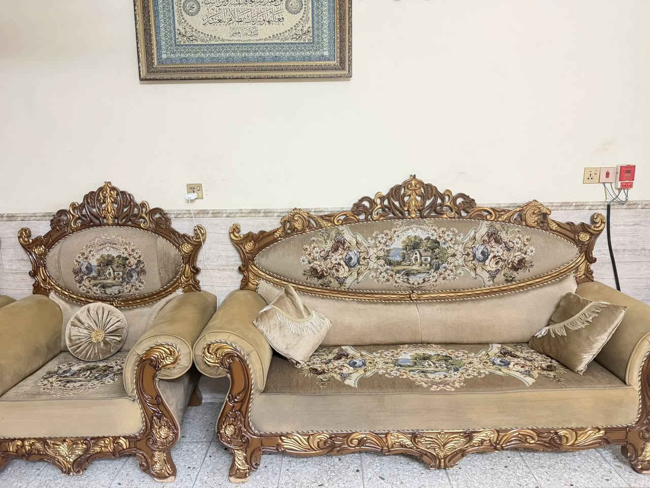تخم استقبال كلاسيكي ملكي خشب محفور وجوبلان
تخم استقبال كلاسيكي فاخر، خشب محفور يدوي مع زخارف ذهبية، قماش جوبلان أصلي مزخرف، بحالة جيدة جداً. مناسب للصالات والمجالس الكبيرة. يتكون من ١٢مقعد 

مستعمل بحالة جيدة المكان بغداد البياع ***********
ب ٦٠٠ وبي مجال
