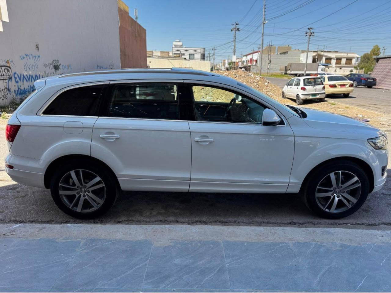اودي Q7 موديل 2013 كلين 
موديل: 2013
3.0 TFSI V6 سوبر تشارج
 280 حصان
 أوتوماتيك Tiptronic بـ 8 سرعات
Quattro دفع رباعي دائم
 7 ركاب
مقاعد جلد فاخرة
شاشة MMI مع نظام تحكم متطور
كاميرا خلفية وحساسات اماميه وخلفيه 
فتحة سقف بانوراما وفتحة سقف خلفيه 
مكيف أوتوماتيك ٣ قطع
جنوط ألمنيوم
مثبت سرعة
وسائد هوائية متعددة ونظام ثبات ESP 
ستائر ابواب 
مقاعد جلد نظيفه جدا 
رقم اربيل جديد 
للبيع او مراوس مع فرق 
السعر 135 
للتواصل 
***********
***********
