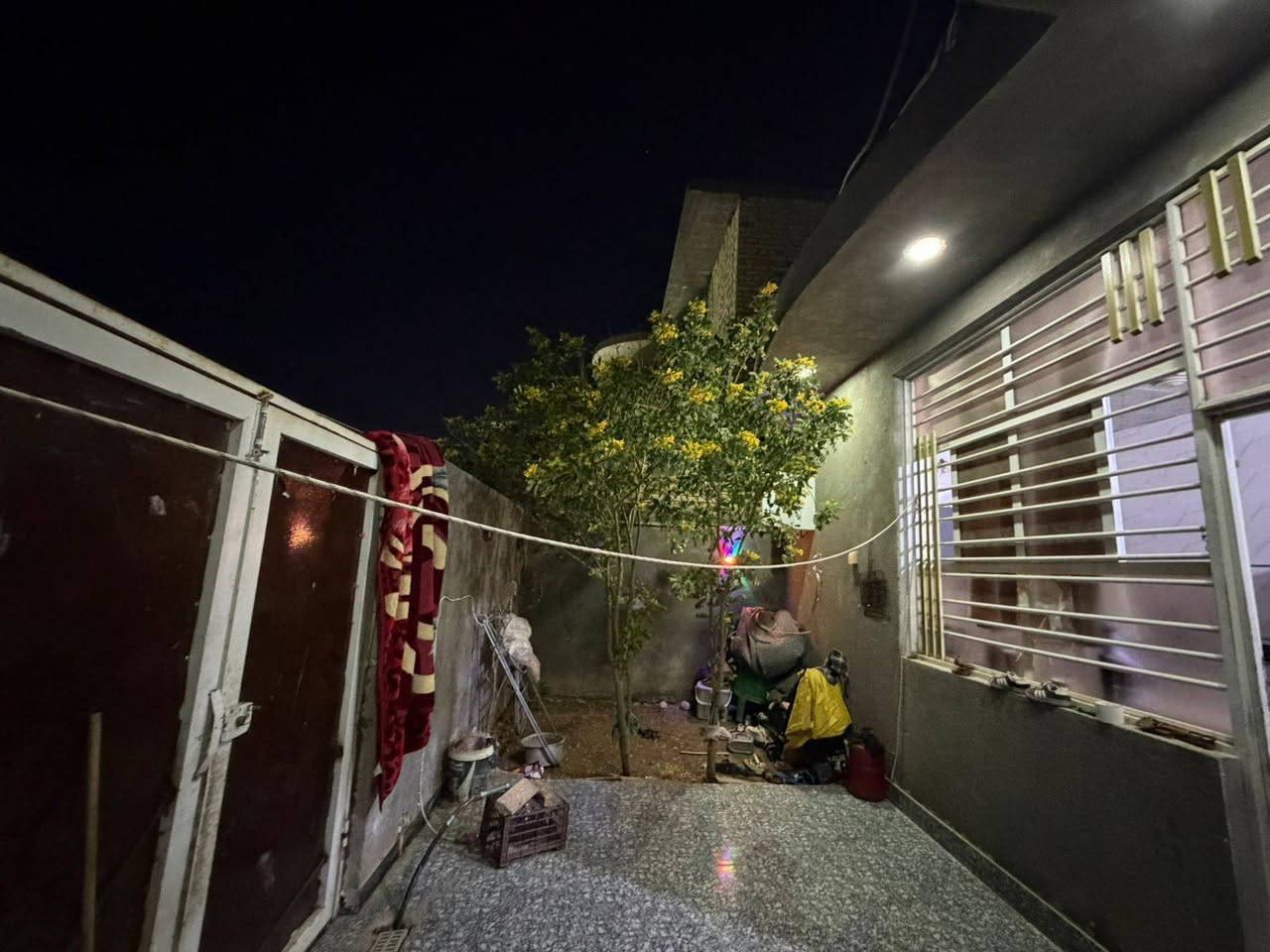 بيت زاعي للبيع المساحه 200 العنوان الصخيين شارع الرسول يبعد عن الشارع السايدين 300 متر التواصل ولستفسار مع الأرقام التالية ***********) ***********
