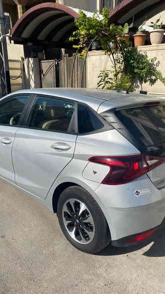 للبيع سيارة نوع i20 كوري 

📌 النوع والموديل: هونداي i20 أوتوماتيك
📌 سنة الصنع: 2023 (رقم بغداد)
📌 اللون: فضي
📌 نوع الوقود: بنزين محسن – سيارة اقتصادية جدًا
📌 سعة المحرك: 1300 سي سي، 3 سلندر
📌 الكيلومترات: 60,000 كم

✅ المواصفات والكماليات:
 • كاميرا أمامية وخلفية + حساسات رجوع
 • شاشة لمس مع بلوتوث و USB
 • مثبت سرعة
 • تكييف أمامي ممتاز جدًا حتى في ساعات الصيف الحارة
 • مقاعد قماش مريحة
 • تايرات جديدة + ويل كب حديث
 • دوشمة جديدة

📌 الحالة العامة:
 • السيارة نظيفة جدًا داخليًا وخارجيًا
 • بدون حوادث، فقط شخوط بسيطة
 • سنوية جديدة

🗒️ السونار حديث ومرفق مع الصور
🗒️ صور الشخوط مرفقة مع الصور

📍موقع السيارة: بغداد /البياع 
السعر : 110ورقة 
للاستفسار الاتصال ***********
