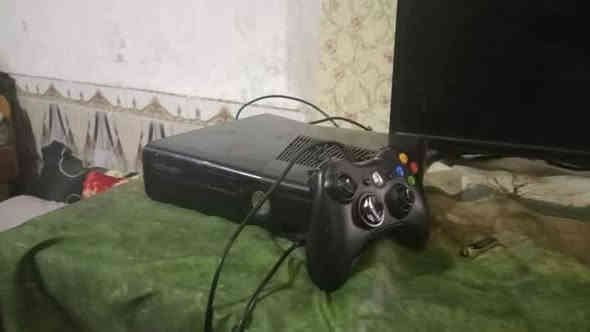 اكس بوكس 360 سلم مهكر بي مكانين مال تخزين العاب تجي ويا يدتين واير والالعاب بالفيديو مصورهن الك نظام اروره يجي ل HD مالته ويا و  يجي ويا هارد خارجي 320 كيكا ما مستعمل تقدر تضيفله العاب للهارد الخارجي و تلعب سعر 105 قفل مابي مجال مكاني ناصريه مركز سوق الثوره ما عندي توصيل رقمي ***********
