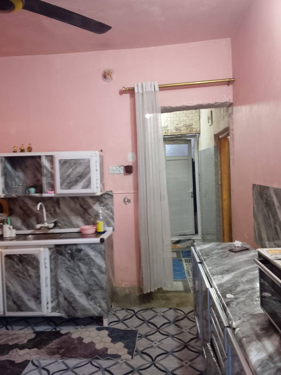 مشتمل للبيع المساحه 100متر بيه غرفه وكلدور ومطبخ ومجمع صيحات صاله كاماله البناء باقي سكف بيتونه كامله بدون درج  منور صغير خلف البيت  ارضيه صب  السعر 28 مليون علما طابو زراعي  العنوان حله الجزائر فرع الوردية قرب سكة الحديد 
***********
