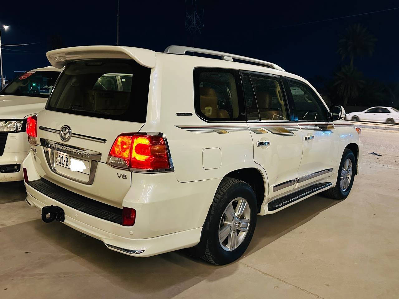 السلام عليكم للبيع لأندكروز جكساره  موديل 2014 ابريم اصل رقم بغداد  بسمي تحويل ثاني يوم
فول مواصفات 1/1
 سلايد رووف فتحه
ماشيه 99
ام الطفايه
حساس امامي.                          
حساس خلفي
بصمه تشغل
بصمه اوبواب 
كشنات جلد اصلي
كشن كهرباء اتلاث حركات
محرك 6 سلندر
تشغيل عن بعد
8 ايرباك 
زراكات لايت 
مري شفط و قلاب 
مثبت سرعه 
سبعه راكب 
ثلاث قطع تبريد 
تحكمات ستيرن كامله 
شاشا كبيره
كامرة دوارة 
وباقي مواصفات معروفه.
ملاحظه: سياره بيهه مكان بارد 4اصابع السعر 384 للاستفسار ***********
