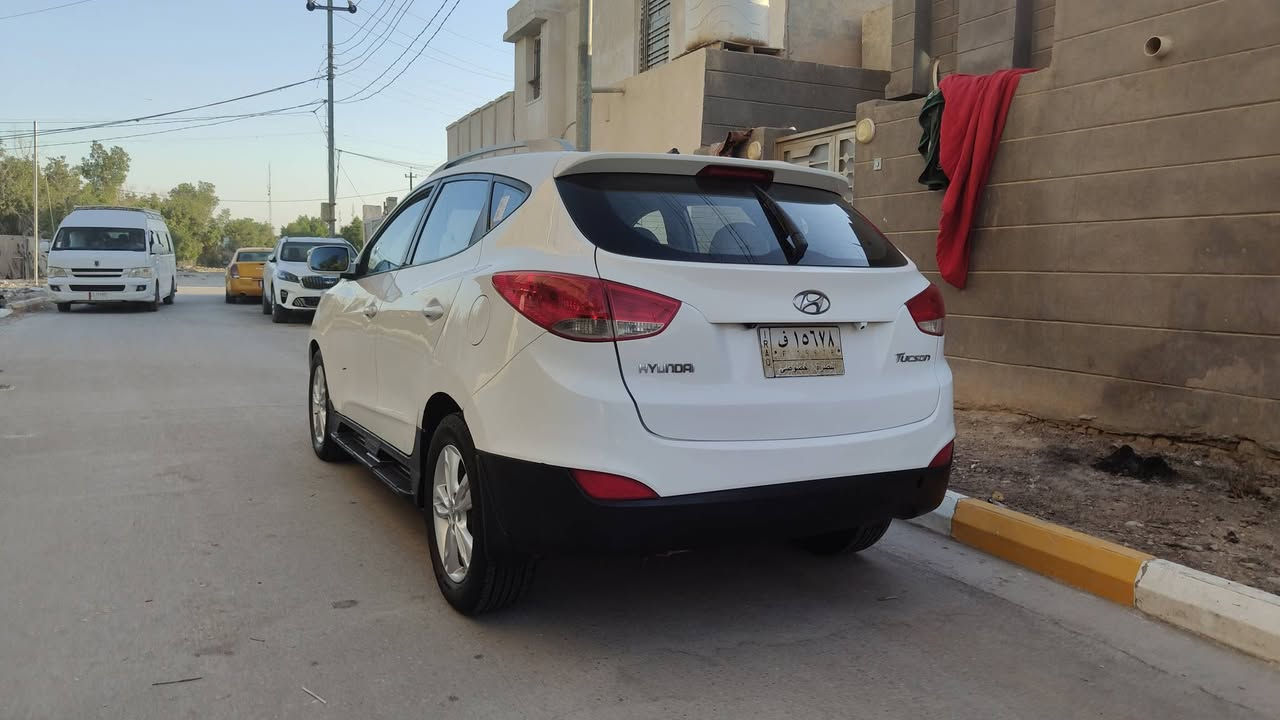 السلام عليكم هونداي توسان 2013 وارد خليجي محرك 2000 دوش بيئها رشات  الجهه اليسرئ فقط بدون داخل   مع طرف الجنطه رقم بصره تحويل مباشر ماشيه 177 الف السعر 130 وبيه مجال بسيط للاستفسار *********** مكاني ذي قار قضاء الشطره
