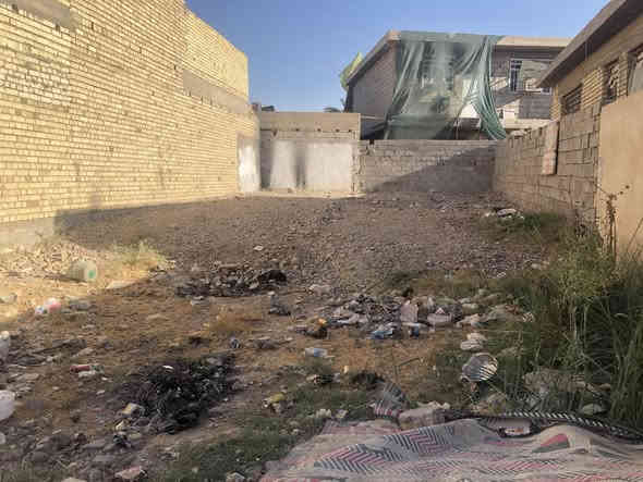 قطعه ارض زراعي مساحة ١٧٧م واجهة ٩ عنوانها نهايت الشعله قطاع ١٥ قبل السچة قريب علا الشار الغربي سعرها رمزي ومناسب مقارا بلقطع اليمها واخر قطعه بلفرع سعرها ٢٣ مليون وبيها مجال بصيط *********** كل خدمات موجودا بيها مي وكهرباء وتبليط
