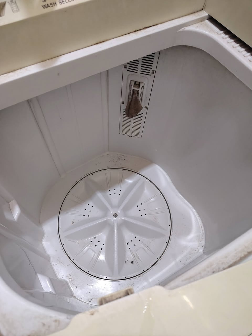 نوعيتهه كونكا الاصليه ١٤ كيلو  تغسل بطانيه ضررهه فقط القايش فالت مال الغسل اريدهه ٧٥ ماخذتهه ٣٥٠


**إذا كنت صاحب هذا الإعلان وتريد حذفه لأي سبب، رجاءا أرسل رسالة إلى الدعم الفني**