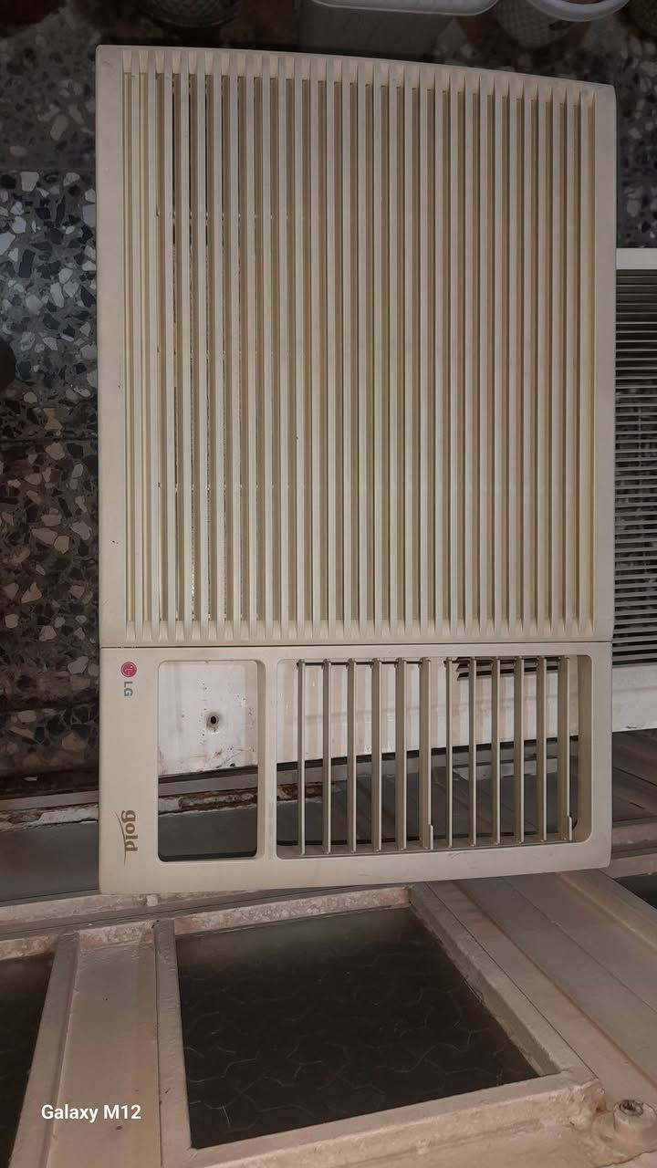 مكيف ال جي حجم ٢طن  كلش نضيف اخذتة اول العام والله شاهد لا داخل تصليح ولا ملعوب بيه وتبريدة ثلج ماشالله واليوم نزلتة غسلتة لان جان تراب وعفتة حتة اليجي يشوفة ويفحصة واي استفسار هذا رقمي *********** ومكاني شارع فلسطين وشكرا
