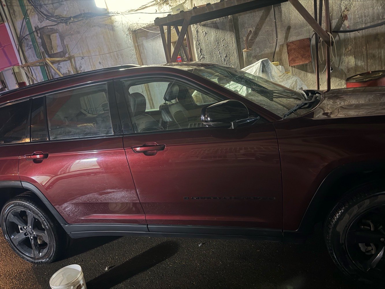 سيارة جيب جراند شيروكي لونها خمري معروضة للبيع. السيارة في حالة ممتازة ومجهزة بكل وسائل الراحة. مثالية للعائلات أو الرحلات الطويلة. إذا كنت تبحث عن سيارة تتمتع بالأداء الجيد والشكل الأنيق، فهذه السيارة تستحق النظر.