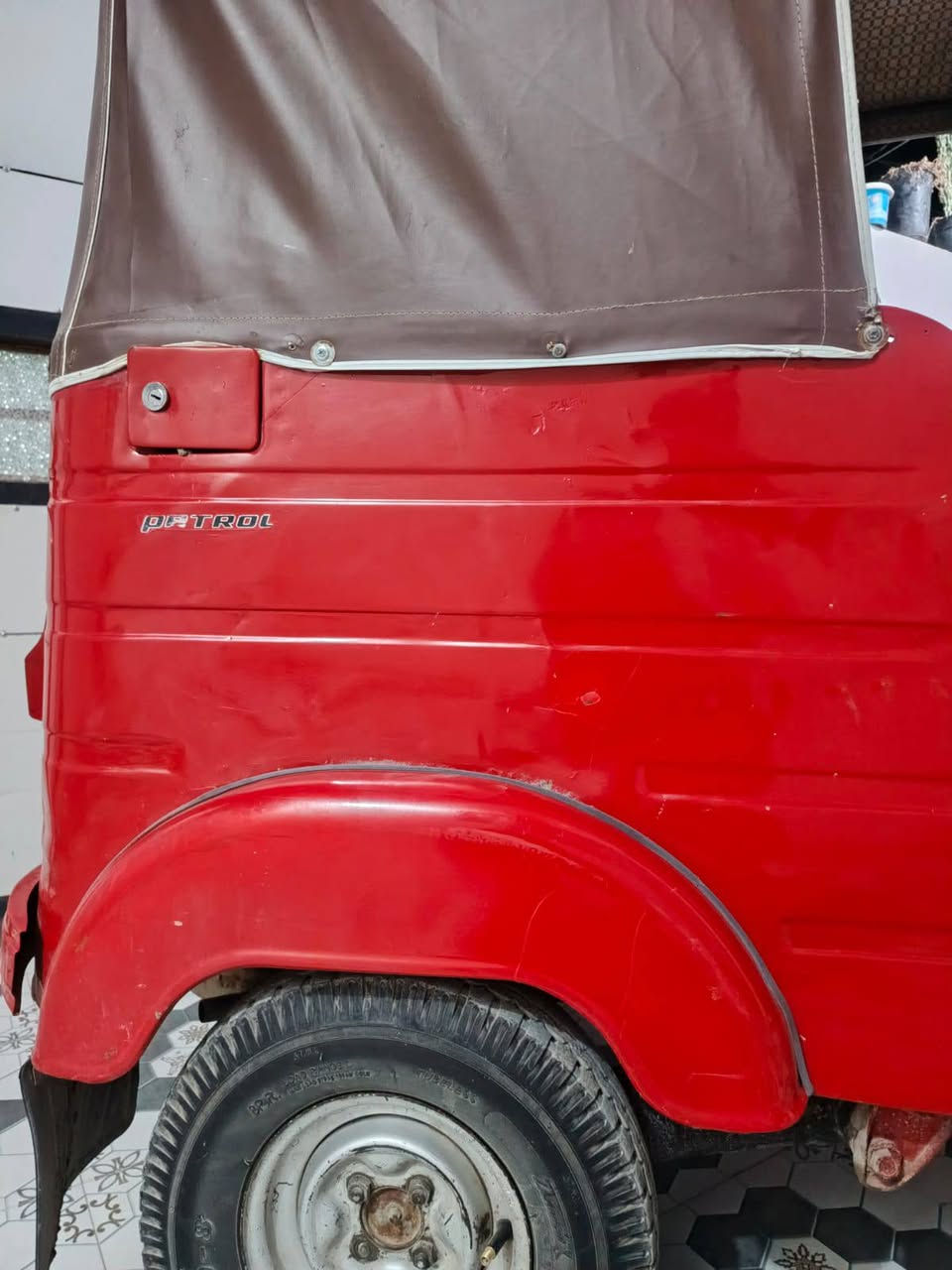 تكتك موديل 2018 للبيع سنويه تكتك بيها مكينه 20 مصبوغه صبغ عام بيها ضربات خفيفه المكان ديالى بهرز السعر بخمسه وبيها مجال شي قليل حك الجيه ***********
