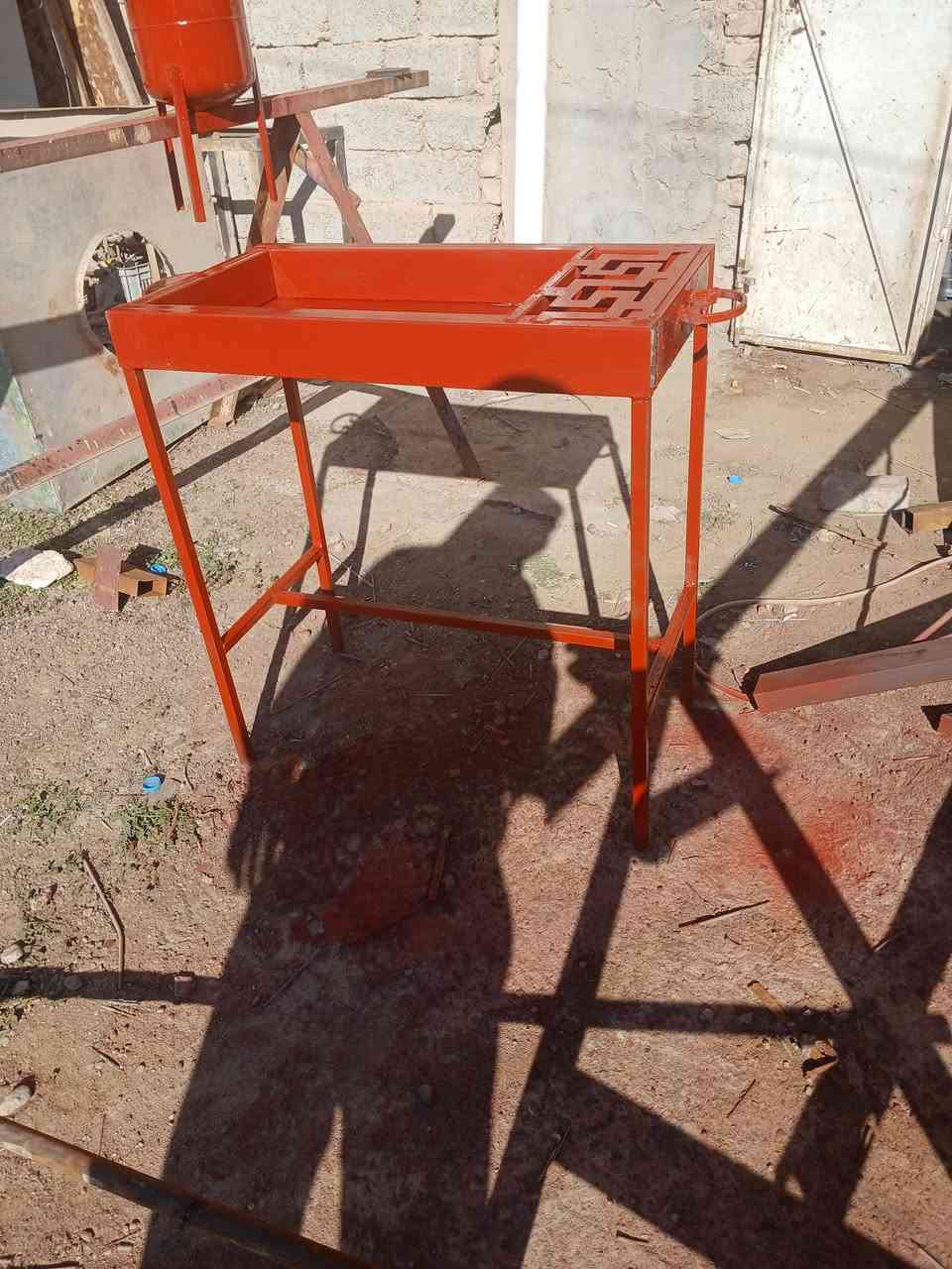 سلام عليكم يوجد حداد متنقل وثابت وتوجد جميع انواع لبوب وشبابيك ومحجلات وجميع ميخص لحداد حسب طلب خابر ودلل ***********
