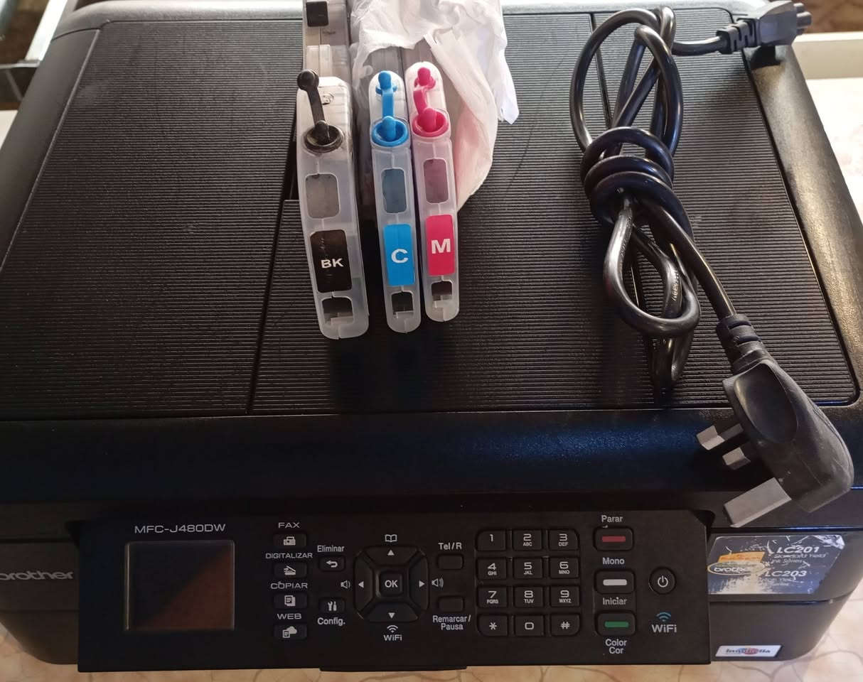 سلام عليكم طابعة brother  موديل j480DW للبيع غنية عن التعريف  ستعمال قليل ستعمال بيت ولله العظيم 
• الوظائف: طباعة، نسخ (Copy)، مسح ضوئي (Scan)، فيدر  ( All in one ) الكل في واحد . 
• نظام الحبر: تحتوي على منظومة حبر خارجي وداخلي (قابل لإعادة التعبئة بسهولة واقتصادي جداً في استهلاك الحبر). علمآ سعر الحبر الحقن السيت ال 100مل (1500) الف
• التوصيل: تدعم الاتصال اللاسلكي (Wi-Fi)، والشبكة السلكية (Ethernet)، والطباعة المباشرة من الموبايل أو عبر USB. 
السعر الطابعة 160000 الف وبيها مجال للطيبين.
مكاني بغداد - الغزالية متوفر توصيل
وتساب ***********
