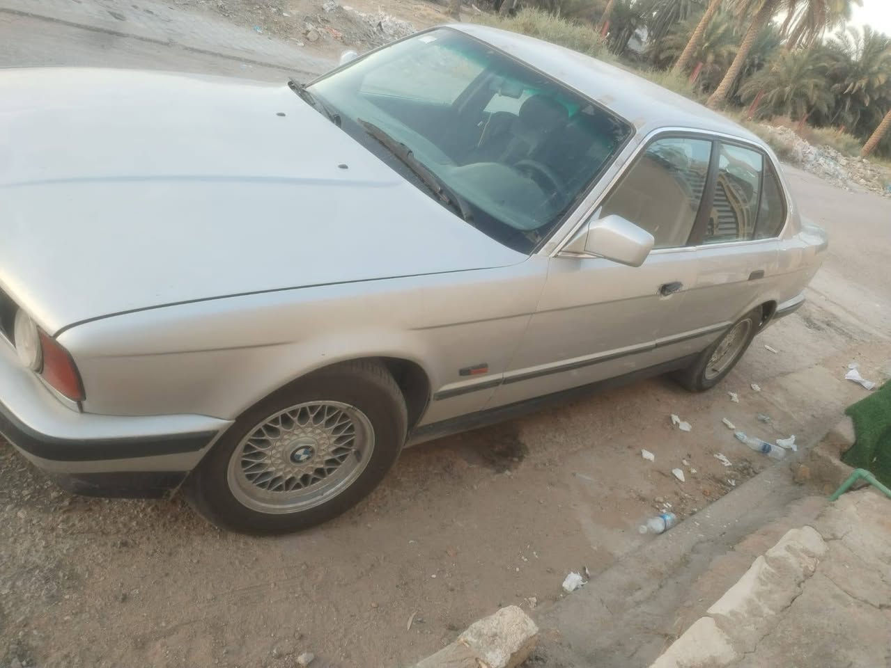 *للبيع | BMW 525i موديل 1992*
*"وحش التسعينات الألماني E34"* 💎
- *السيارة*: BMW الفئة الخامسة E34
- *الموديل*: 1992
- *الحجم*: 525i
- *المحرك*: مسكر فانوس M50 - 2.5 لتر 6 سلندر، القوة والاعتمادية
- *الكير*: أوتوماتيك 
- *اللون*: سلفر ملكي، هيبة بالشارع
- *الرقم*: نجف
- *ويل كب*: BBS الأصلي، يخبل على السيارة
- *كشنات جلد سبورت مطرزة أحمر، 
- *الستيرن*: ملبس مع شعار M Power
- * السيارة مصيونة ومرتبة، واضحة بالصور من بره وجوه

*📍 المكان*: النجف الأشرف ***********
- *السعر 40 وبيه مجال النجف, العراق

