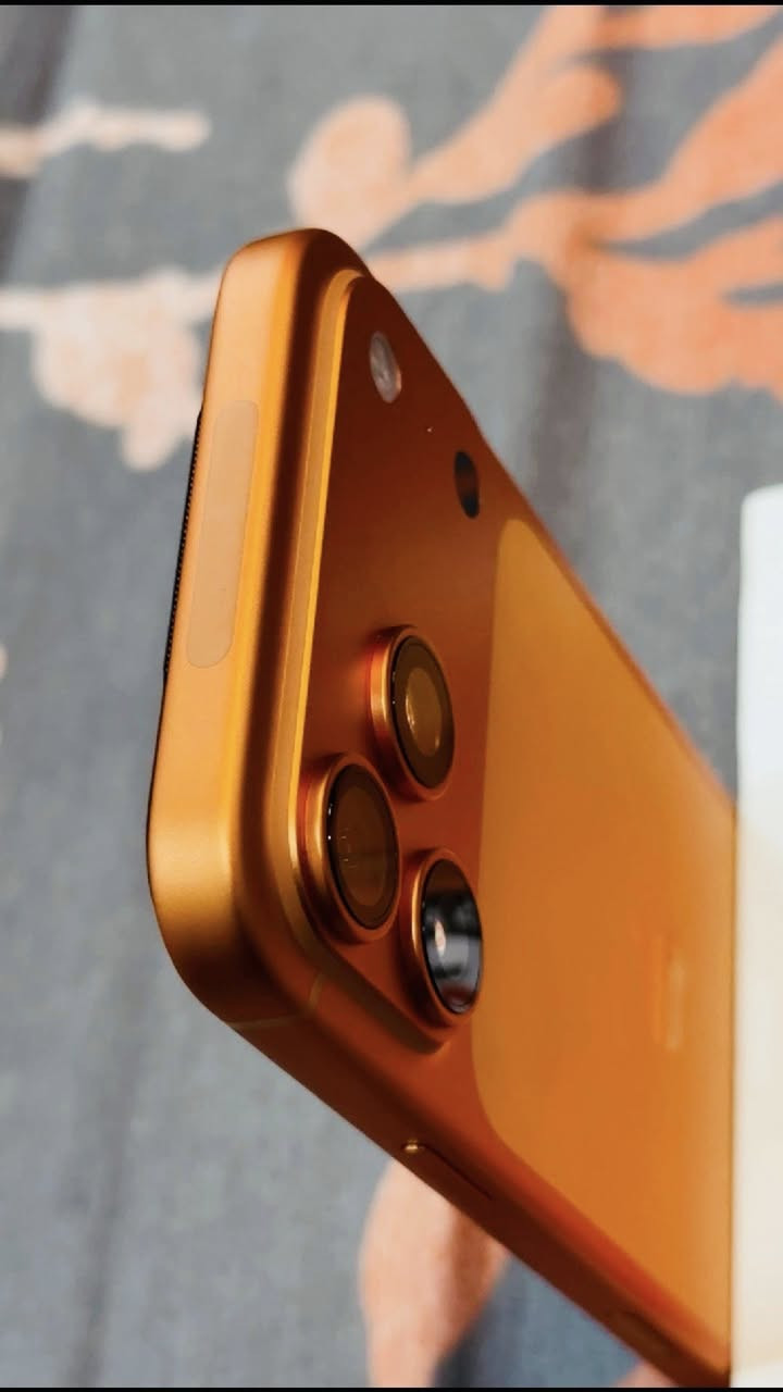 السلام عليكم
17 برو ماكس 256 ايسيم الكتروني 

مشحون 5 مرات يعني بعده جديد 

سعره 1950 الف مكاني بغداد 
***********
